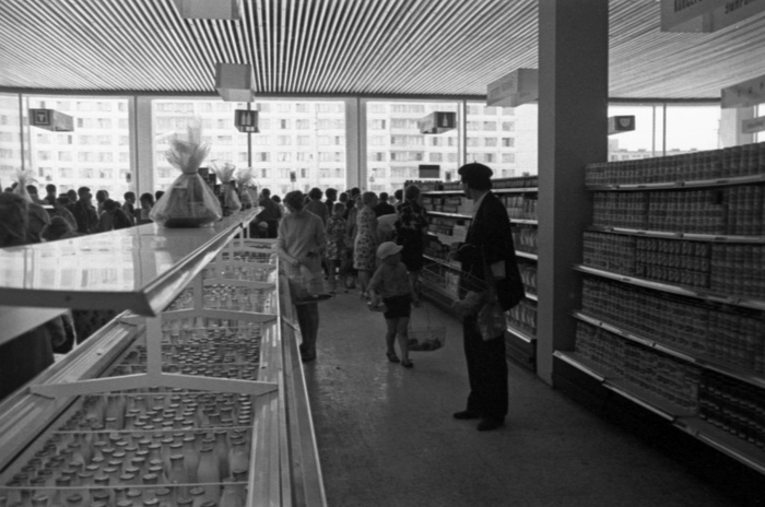 Универсам. На снимке холодильник с молочными продуктами: молоко, кефир, ряженка, сметана, варенец, сливки и т. д.