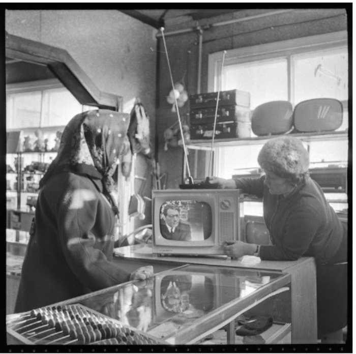 г. Сургут. 1965 год. Раймаг. Покупка первого телевизора. фотограф Мясников