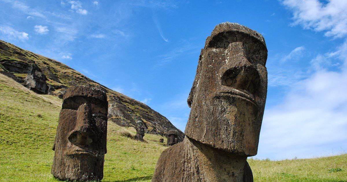 Остров пасхи статуи моаи. Статуи моаи на острове пасхи. Моаи на острове пасхи. Идолы острова пасхи. Каменные статуи моаи остров пасхи чили.