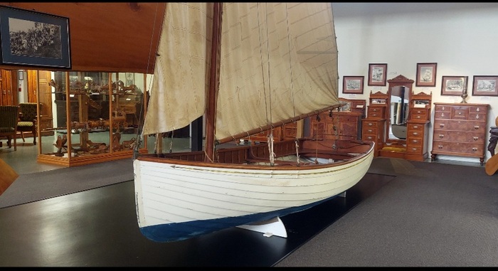 Мебель на заднем плане