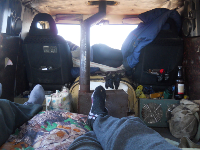 Расстелено койкоместо на передних сиденьях. Девушка охотница невысокого роста размещалась там без проблем )))