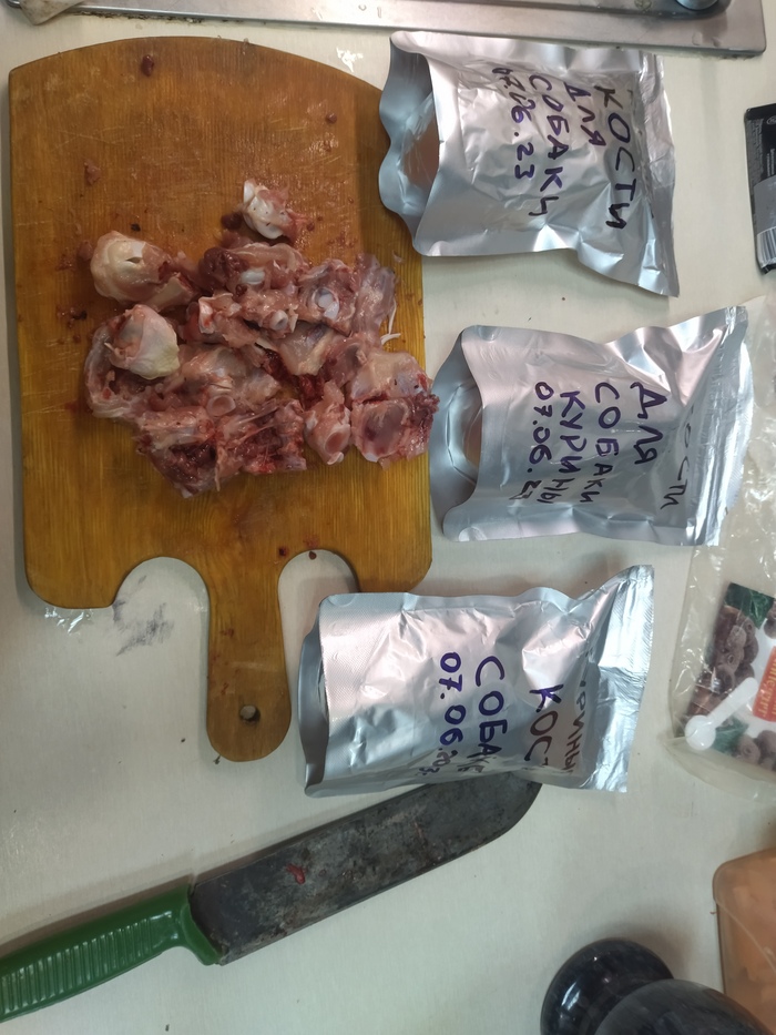 Это консервы сделаны для собаки. Я беру её с собой в походы и собака тоже хорошо питаеться.