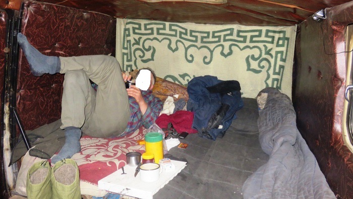 Напарник после тяжелого дня наслаждается вечерней сигарой.