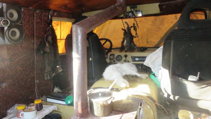 Для развешивания добычи и одежды в салоне предусмотрено множество проволочных крючков.