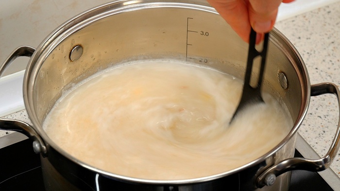 Включаем под кастрюлей огонь выше среднего, и пусть бульон у нас потихонечку закипает, картошка с гречкой потихонечку варятся, а сырок потихонечку растворяется. Периодически помешиваем, чтобы помочь сырку растворяться. Если картошка дала пену, снимаем её.