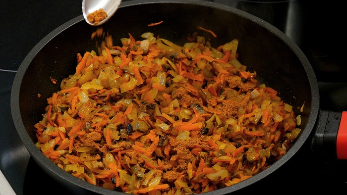 Когда это случилось, снижаем огонь до среднего и добавляем к грибам лук с морковкой и жарим до тех пор, пока они все вместе у нас в сковороде не зазолотятся.