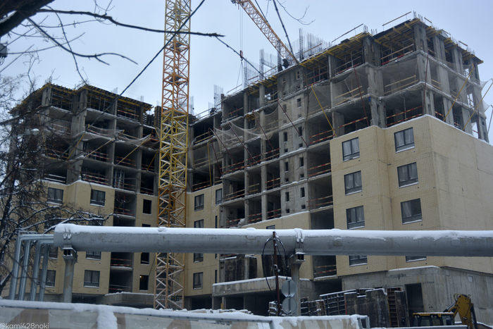 Не знаю, замешан ли он к строительству или нет, но вот фотОчка для истории