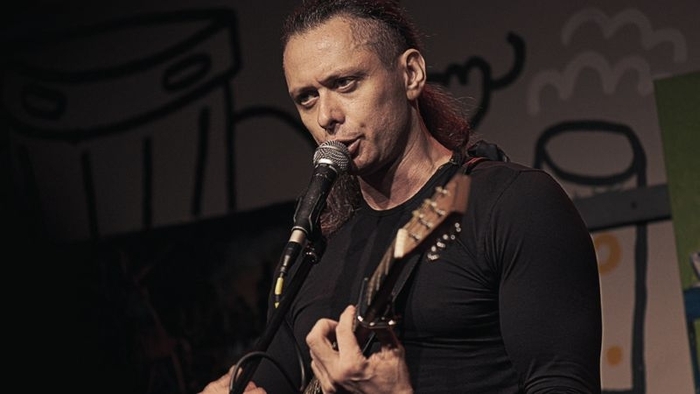 Писатель, автор-исполнитель панк-бард-шансона, философ и качок.