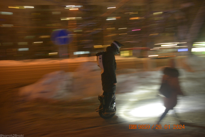 Интересно, каково моноколесу по заснеженным улицам двигаться...