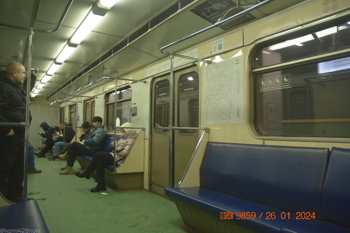 ...сажусь в поезд с интересными синими диванами (обычно они коричневого цвета)...