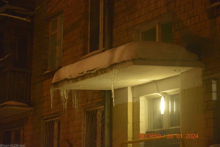 ...и пройти под этими сосульками к себе в пенаты. Всё.