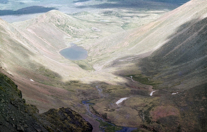 А вид с нашего маршрута просто одуряющий. Кстати, если присмотреться, то за озером видна ещё одна лужа. Вот возле неё наша палатка и стояла.