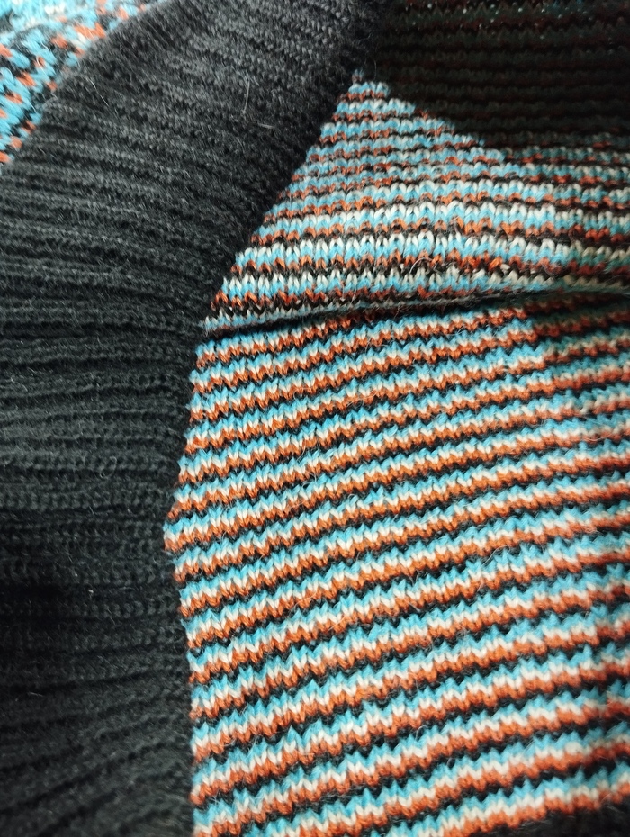 Так выглядит изнанка джемпера.