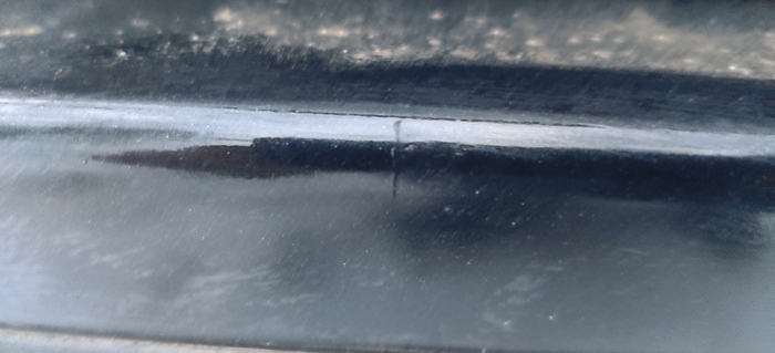 На фото одно из повреждений.