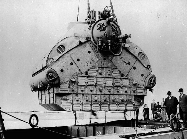 Большой котел загружают на корабль на верфи Harland and Wolff в Белфасте, около 1910 года.