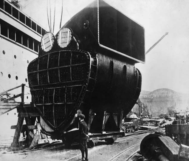 Гигантский конденсатор готовят для установки на свое место на борту лайнера Cunard Aquitania во время его строительства на верфи John Brown & Company в Клайдбанке, около 1912 года.