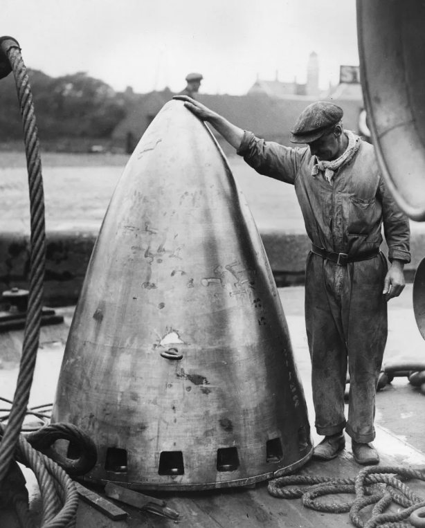 Крышка одного из четырех гребных винтов нового Cunarder 534.