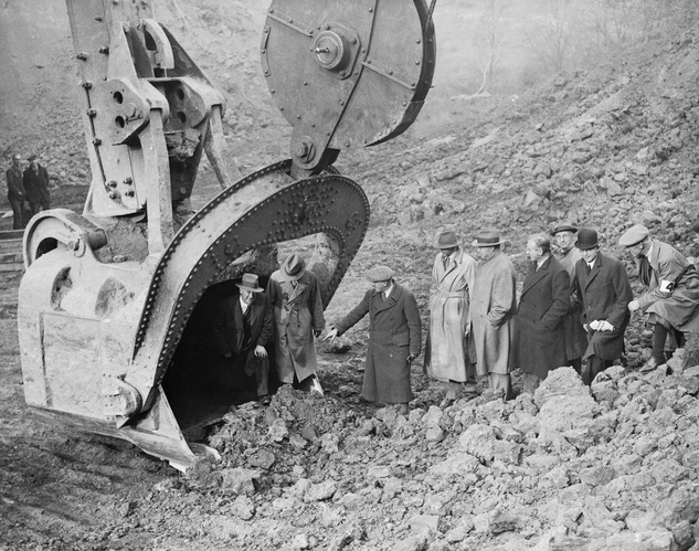 Гигантский одноковшовый экскаватор на железном руднике Стюарт и Ллойд в 1934 году был самым большим в Европе и мог зачерпывать 15 тонн одновременно.