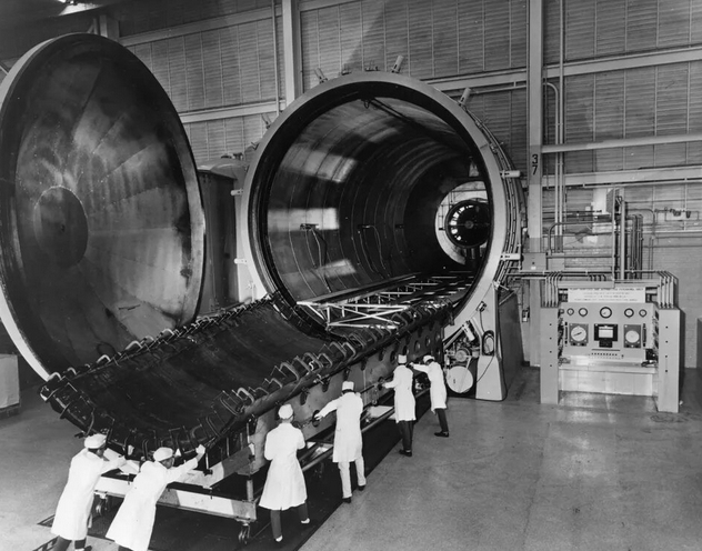 Гигантский автоклав в подразделении North American Rockwell в Талсе , июнь 1969 года. Он использовался при производстве космического оборудования Apollo.