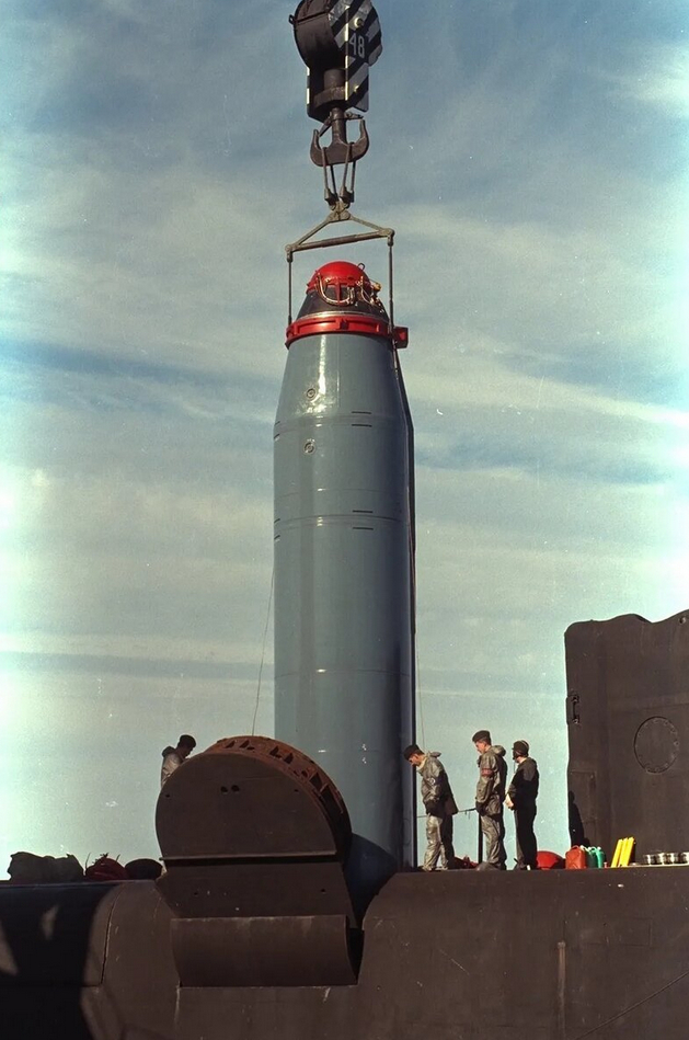 Погрузка ядерных ракеты, 1995 год.