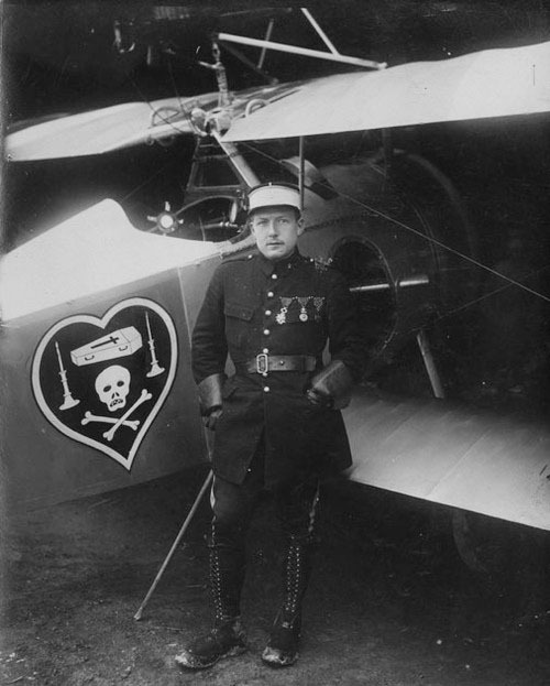 Французский ас Шарль Нунжессер со своим истребителем “Nieuport 11”, украшенным черепом, гробом и двумя погребальными свечами. Одержал 45 побед в небе