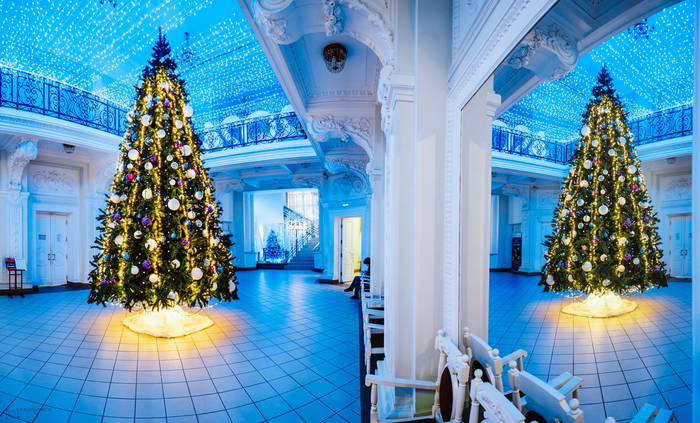 Попасть в главный зал (дверь слева) к сожалению не получилось. Там проходила репетиция. кажется к юбилею Высоцкого