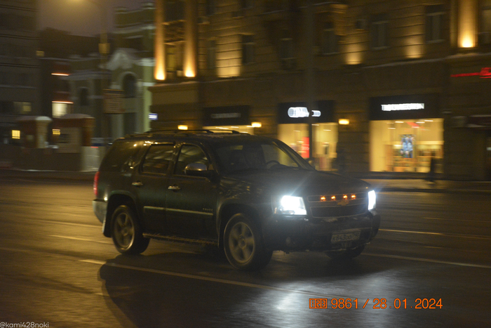 Этот Тахо издалека мне казался Тундрой на больших колёсах (хз, почему так:)