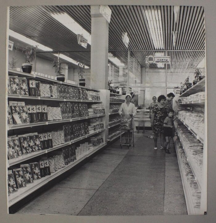 Город Горький универсам "Автозаводский", 1976 год. Я будучи школьником ходил в этот универсам в 70х и 80х, чтобы в кофетерии поесть мороженного с наполнителем и выпить молочного коктейля. На фото продавщица -- хорошо знакомая моей матери.