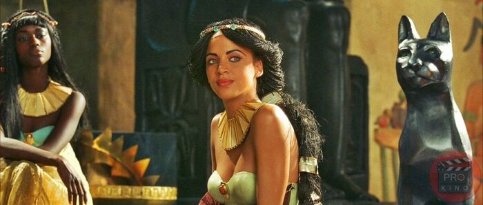 Как тебе тот, с усиками?