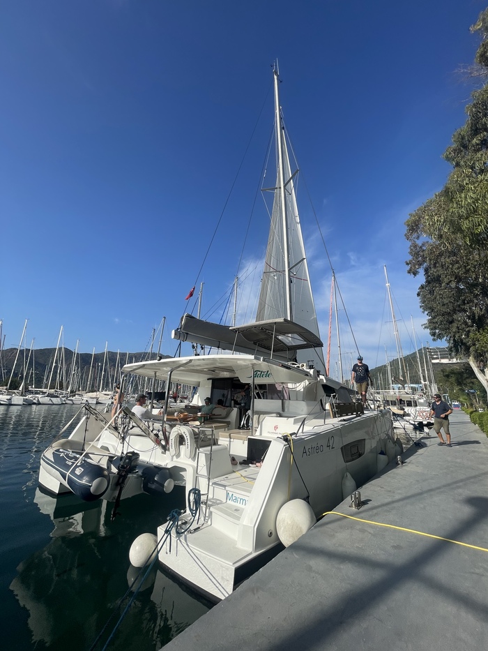 Вот такая яхта-катамаран на 4 большие каюты, две одноместные каюты , большую кухню- столовую с террасой , много мест для загарания и отдыха. Депозит был +200$ с человека.