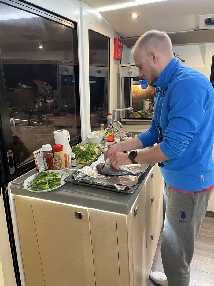 Рыбу покупали свежую в порту, на завтрак были каши, сосиски, яица и пр