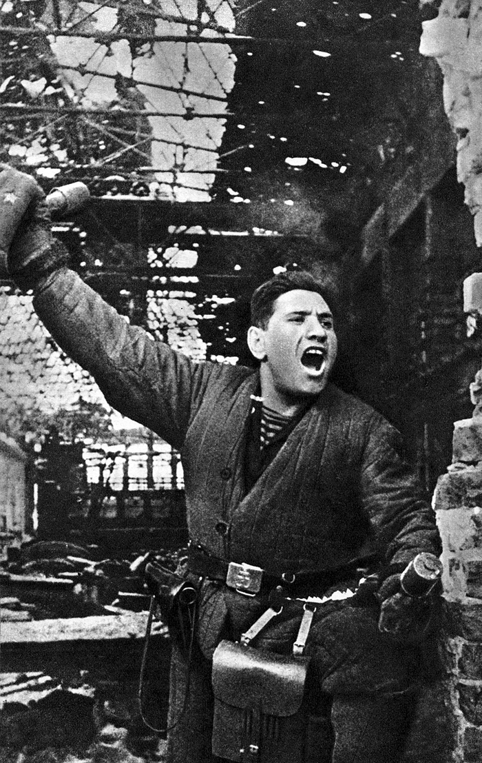 Ожесточенные схватки в Сталинграде разгорались за каждый дом, за каждый цех и даже пролет полуразрушенного цеха