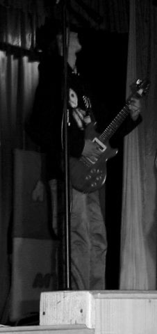 Я клинически помираю прямо на сцене.