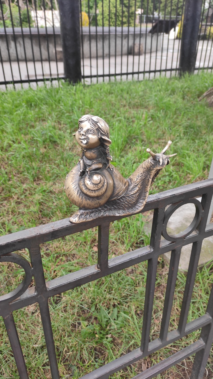 Крошка Уля - у входа в зоопарк