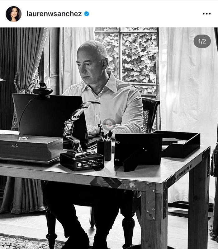 «Джефф Безос с состоянием в $179,1 млрд работает за обшарпанным столом, сделанном из б/у двери»