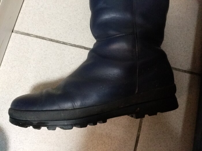 Для сравнения, сапоги юничела зимние до середины икры, страшноватые, странного синего цвета. На самой толстой подошве, которую я видела. Периодически ношу в самые холода, очень спасают. Куплены, кажется, в 2017 году. Подошва в порядке.