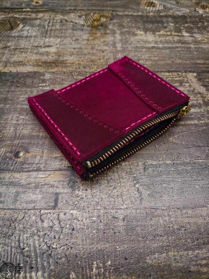 Пришиваю распорные клинья по обе стороны монетницы