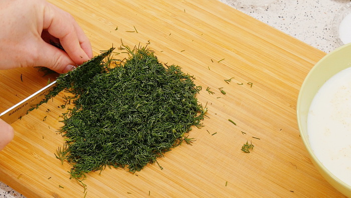 Пучок укропа, грамм 30, нарезаем меленько. И тоже добавляем в молоко.