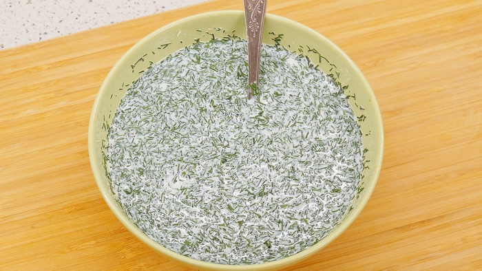 Солим по вкусу. И Всё хорошо перемешиваем.