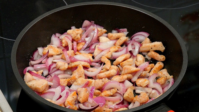 На плите, на огне повыше среднего, разогреваем сковороду. Обжаривать можно как с маслом, так и без масла - смотря какие вольности позволяет ваша сковорода и смотря, как вы любите. Обжаривать можно в разном порядке.