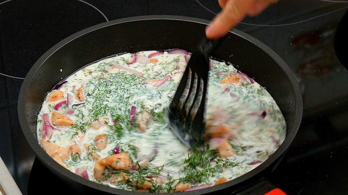 Когда мы всё обжарили, снижаем огонь до минимального, ждём немного, чтобы сковорода и конфорка немного остыли. Подготовленный нами соус-кашу перемешиваем, потому что манка вся осела на дно. Вливаем его в сковороду.