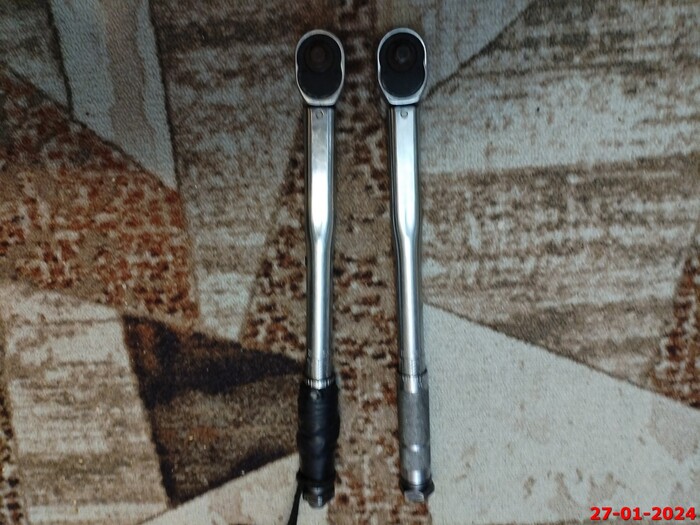 Тот, который с приделанной вязочкой и кучей изоленты на ручке - мой. Наверх таскаю. Вязочка - чтоб вниз не улетел. На руку накидываю. А когда лезу - за карабин цепляю, чтоб не мешался.