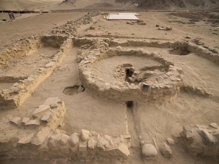 В этих комплексах, скорее всего, проводились религиозные церемонии, включавшие сожжение подношений божествам / "Así eran los altares del fuego de la ciudad sagrada de Caral (Perú)", National Geographic