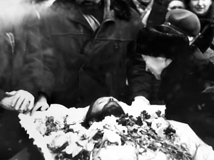 В гробу бородатого Олега Ивановича было не узнать.