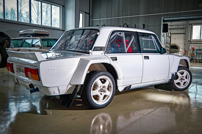 Пластиковое оперение для «пятёрки» изготовил раллист и гуру кузовных работ Евгений Сорокин.