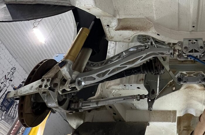 В общих чертах подвеска Wisefab повторяет конструкцию трёхрычажки «Z-axle» от BMW E36, но её кинематика доработана: например, перенесена вверх точка крепления амортизаторной стойки к кузову. Все детали выточены заново, сочленения — на сферических шарнирах.