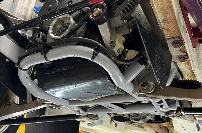 Сваренный из труб мощный подрамник передней подвески. Развитая конструкция уходит далеко назад, под днище.