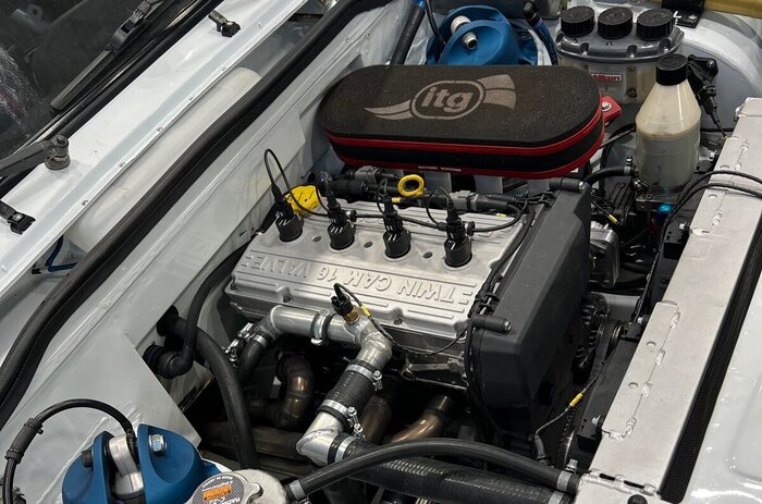 На этом фото лучше видно доработанный моторный щит. Благодаря этому удалось сдвинуть мотор на один сантиметр назад относительно штатного положения.