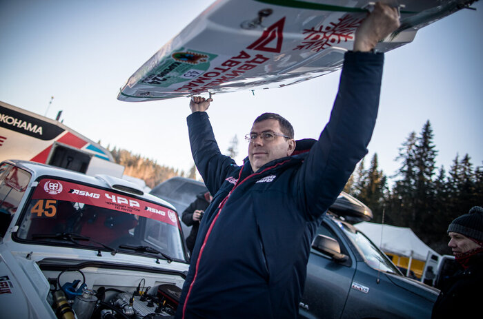 Обычные дверные ручки из хозяйственного магазина упрощают снятие капота, как показывает штурман Андрей Клещёв. Точно такие же прикручены на крышке багажника. Обе детали пластиковые, и во время сервиса их просто снимают — петель нет.