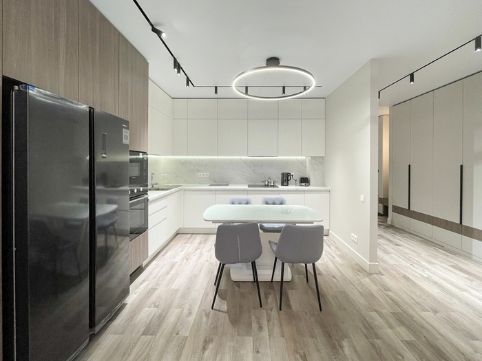 Мебель по индивидуальному проекту <!--noindex--><a href="http://Rerooms.ru" target="_blank" rel="nofollow noopener">Rerooms.ru</a><!--/noindex--> на кухне со встроенной техникой